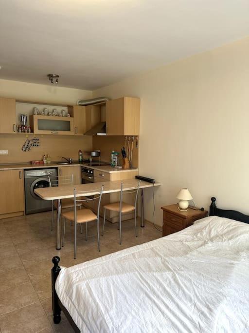 Spacious Fully Furnished Studio In Kavarna Apart Hotel Exterior photo